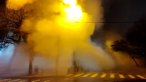 Avarie la reţeaua de apă caldă. Aburul şi apa au blocat circulaţia pe o stradă din Bucureşti