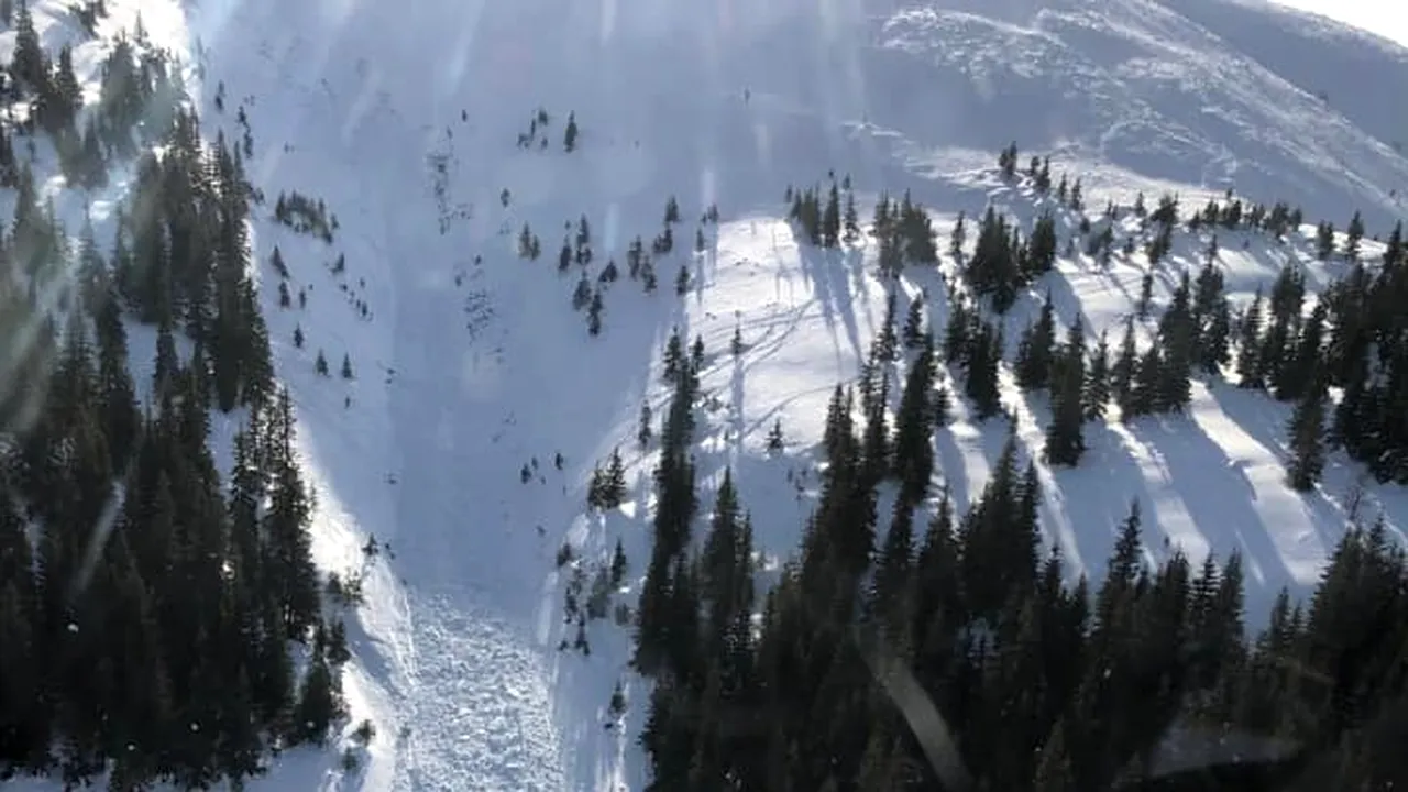 Imagini de la locul avalanşei din Munţii Călimani. Trupul turistului mort, recuperat cu ajutorul unui elicopter