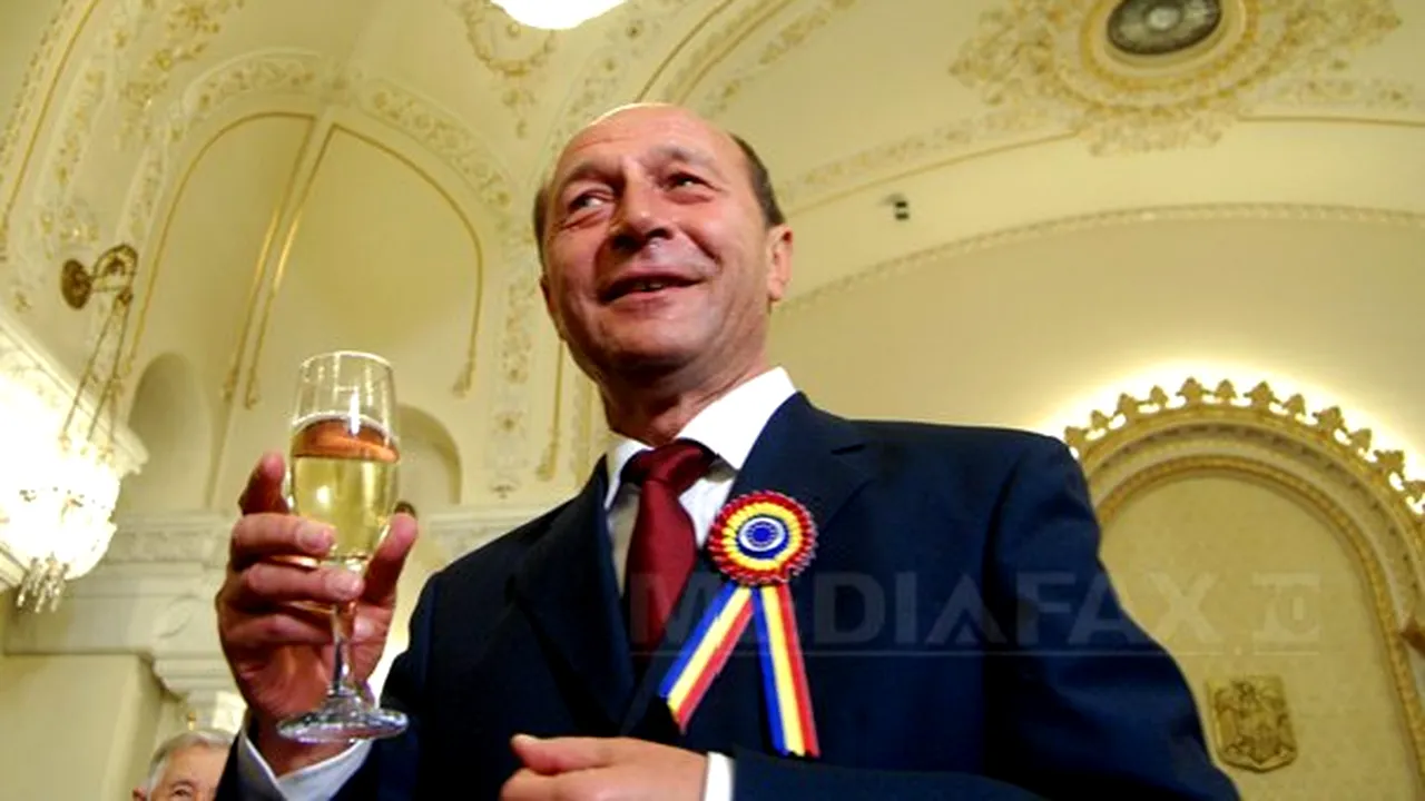 REPORTAJ - Preşedintele Traian Băsescu, ultima recepţie de Ziua Naţională: Emoţii, şampanie, fotografii
