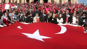 Peste 100.000 de turci demonstrează la Ankara în favoarea statului laic