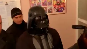 Candidatul ucrainean Darth Vader nu a putut vota pentru că a refuzat să îşi dea jos masca - VIDEO