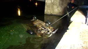 Patru tineri au murit după ce au plonjat cu maşina în Dâmboviţa (Video)