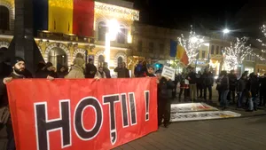 Peste 200 de persoane protestează la Cluj, unde oamenii sunt împotriva adoptării legilor justiţiei în Parlament