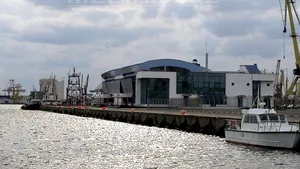 Toate porturile navale şi fluviale din Constanţa au fost închise din cauza vântului puternic