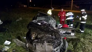Maşină cu trei persoane la bord, târâtă 200 de metri de tren. Două dintre victime se află în stare gravă - GALERIE FOTO 