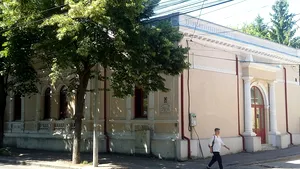 Gaură de doi metri pătraţi în tavanul unei grădiniţe, din cauza infiltraţiilor, în Galaţi 