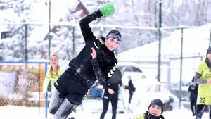 VIDEO România lansează un trend global. Handbalul pe zăpadă, aplaudat de forurile internaţionale