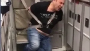 Incident la înălţime: Un pasager scandalagiu a fost LEGAT, după ce a încercat să deschidă uşa avionului în timpul zborului | FOTO