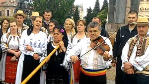 Cluj: Moţii în costume tradiţionale au protestat în faţa statuii lui Avram Iancu, cântând din tulnic - VIDEO