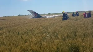 FOTO, VIDEO | Un MIG  21 Lancer s-a prăbuşit în judeţul Constanţa, după o defecţiune majoră la motor. Pilotul s-a catapultat. UPDATE: Aviatorul nu îşi poate mişca picioarele. Marţi va fi operat/ Ipotezele pe care le iau în calcul anchetatorii