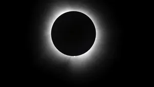 Aplicația care transformă telefonul într-o cameră pentru eclipsa solară din 12 august