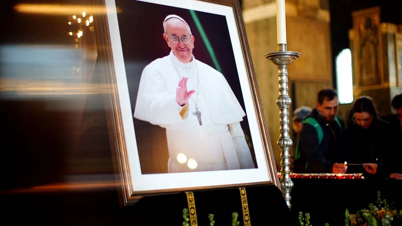 Cardinalii se întâlnesc marţi pentru a planifica funeraliile Papei Francisc