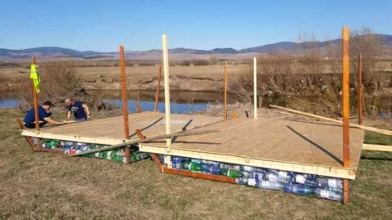 INEDIT: Călătorie cu o plută din sticle de plastic. Opt pompieri au pornit într-o expediţie de peste 700 de kilometri | FOTO