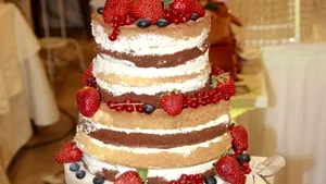 Tort pe buturugă şi rochii cu pene de păun, la un târg de nunţi din Bistriţa - GALERIE FOTO