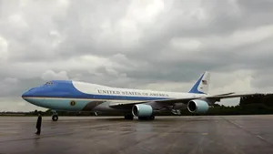 Poluare la baza militară care găzduiește Air Force One. Combustibilul pentru avioane a ajuns în apă