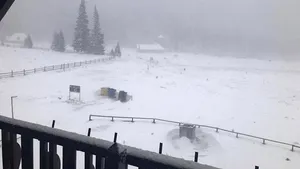 Opt turişti blocaţi la o pensiune din Munţii Şureanu, fără curent electric şi căldură - FOTO 