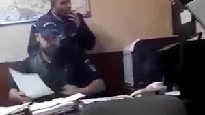 VIDEO. Poliţist filmat de un cetăţean în timp ce fumează în birou