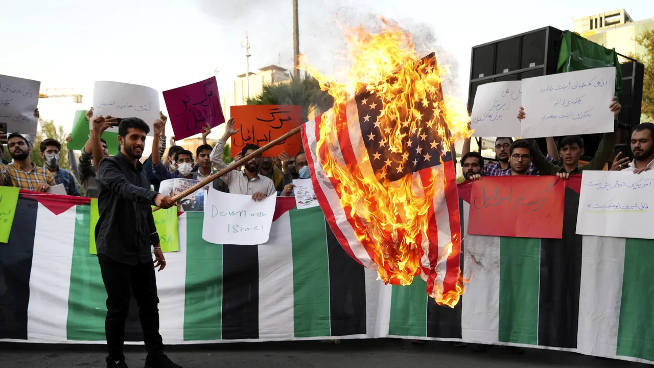 Manifestaţii în capitala Iranului. Mulţimea a ars steaguri americane şi israeliene după vizita lui Joe Biden în regiune