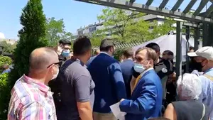 VIDEO Alegeri interne cu scandal. Aproximativ 100 de liberali, opriţi la intrarea hotelului unde avea loc şedinţa electorală PNL Spania