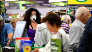 O angajată a unui supermarket este bolnavă de COVID-19. Ce se întâmplă cu persoanele cu care a intrat în contact