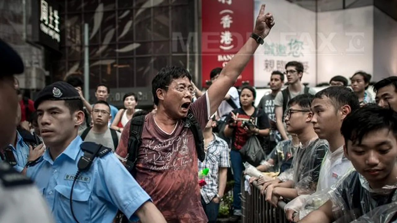 Confruntări între grupuri de manifestanţi au avut loc vineri la Hong Kong. Organizaţia studenţilor a suspendat negocierile cu Guvernul