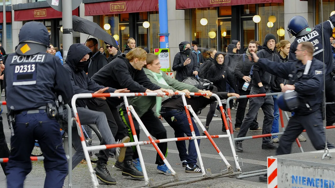 MONITORUL APĂRĂRII | “Movement” şi “Antifa” îşi împart noul extremismul de modă nouă/ Grupări ultranaţionaliste în Europa