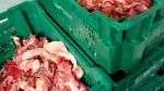 Produse expirate, carne depozitată necorespunzător și echipamente ruginite, descoperite de ANPC