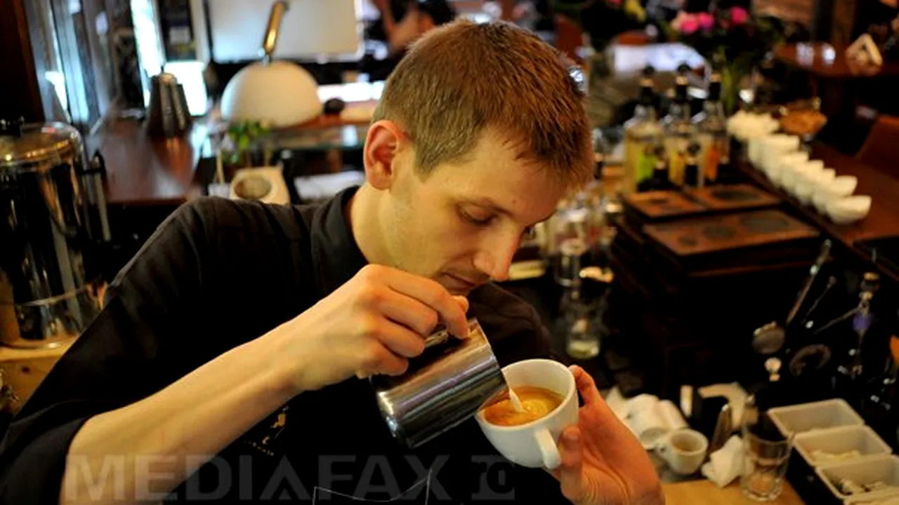 Campionul României la latte art, un clujean, creează opere de artă într-o ceaşcă de cappuccino - GALERIE FOTO