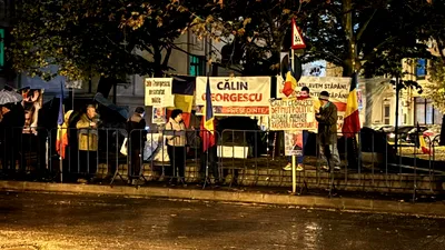 FOTO&VIDEO „Dosar fabricat, Călin nevinovat”: 30 de manifestanți scandează la Arestul Central