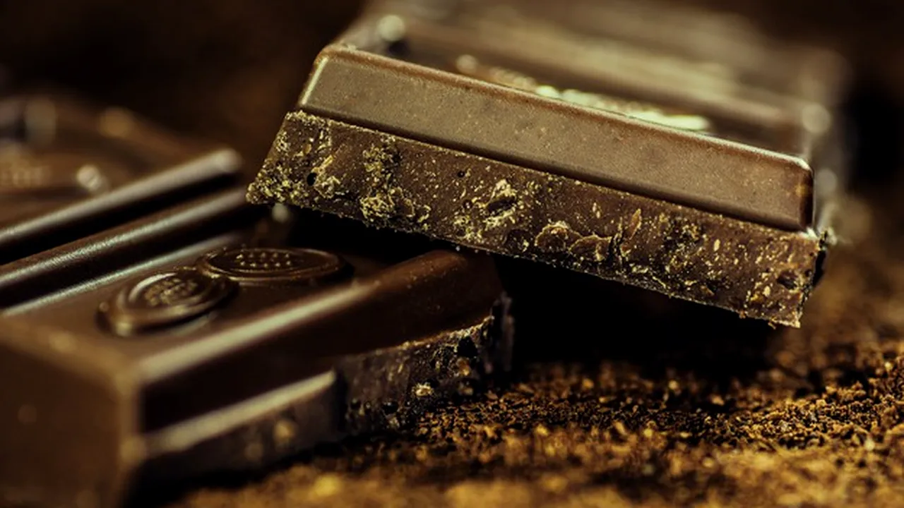 Un producător celebru de ciocolată, dat în judecată deoarece ciocolata neagră ar fi conţinut metal 