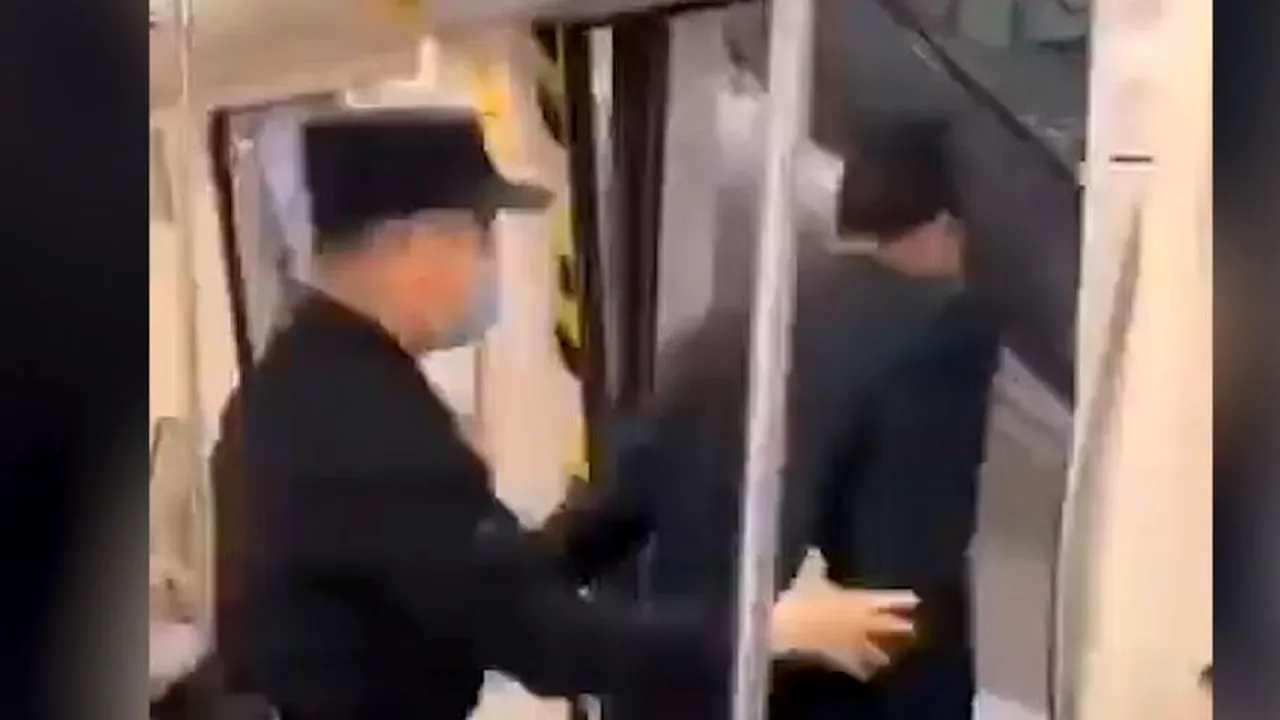 Autorităţile din China se chinuie să oprească răspândirea coronavirusului: Ce păţesc cei prinşi fără măşti medicale - VIDEO
