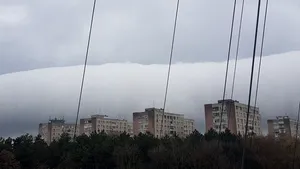 Fenomen ciudat în Capitală: Un nor cilindric uriaş a stat nemişcat câteva ore peste Bucureşti. FOTO şi VIDEO