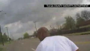 IMAGINI cu puternic impact emoţional: Un ajutor de şerif din SUA a confundat pistolul cu arma cu electroşocuri şi a împuşcat un suspect care ulterior a murit - VIDEO