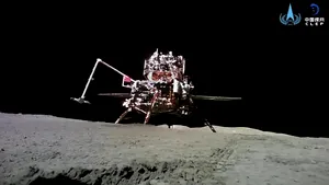Sonda chineză se întoarce pe Pământ cu mostre de pe partea enigmatică a Lunii