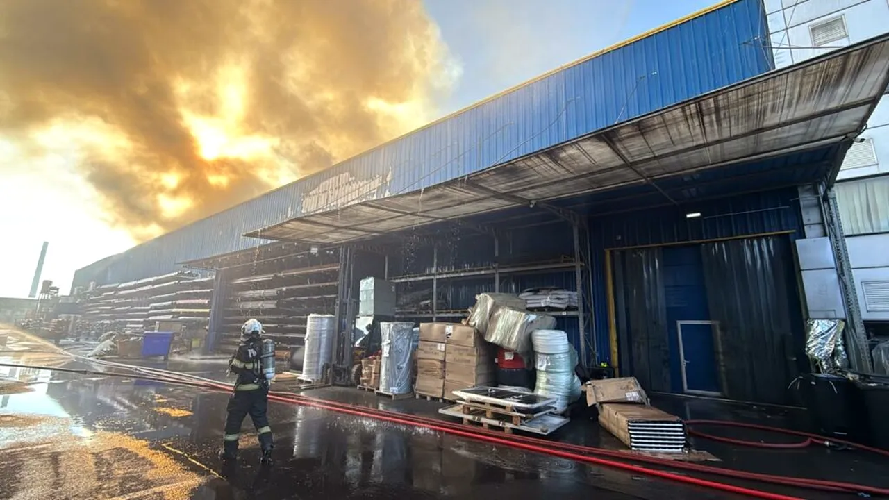 UPDATE: Incendiu de proporții în sectorul 6: degajări mari de fum