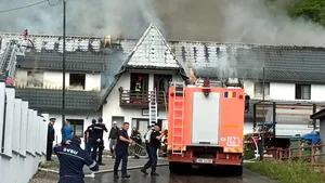 Un fost motel din Bicaz e în flăcări VIDEO