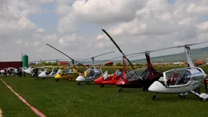 RAID deasupra României: Peste 50 de francezi fac un tur al ţării cu aparate de zbor uşoare - GALERIE FOTO