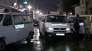 Unsprezece membri din două clanuri bucureştene, reţinuţi după ce s-au bătut cu săbii şi topoare