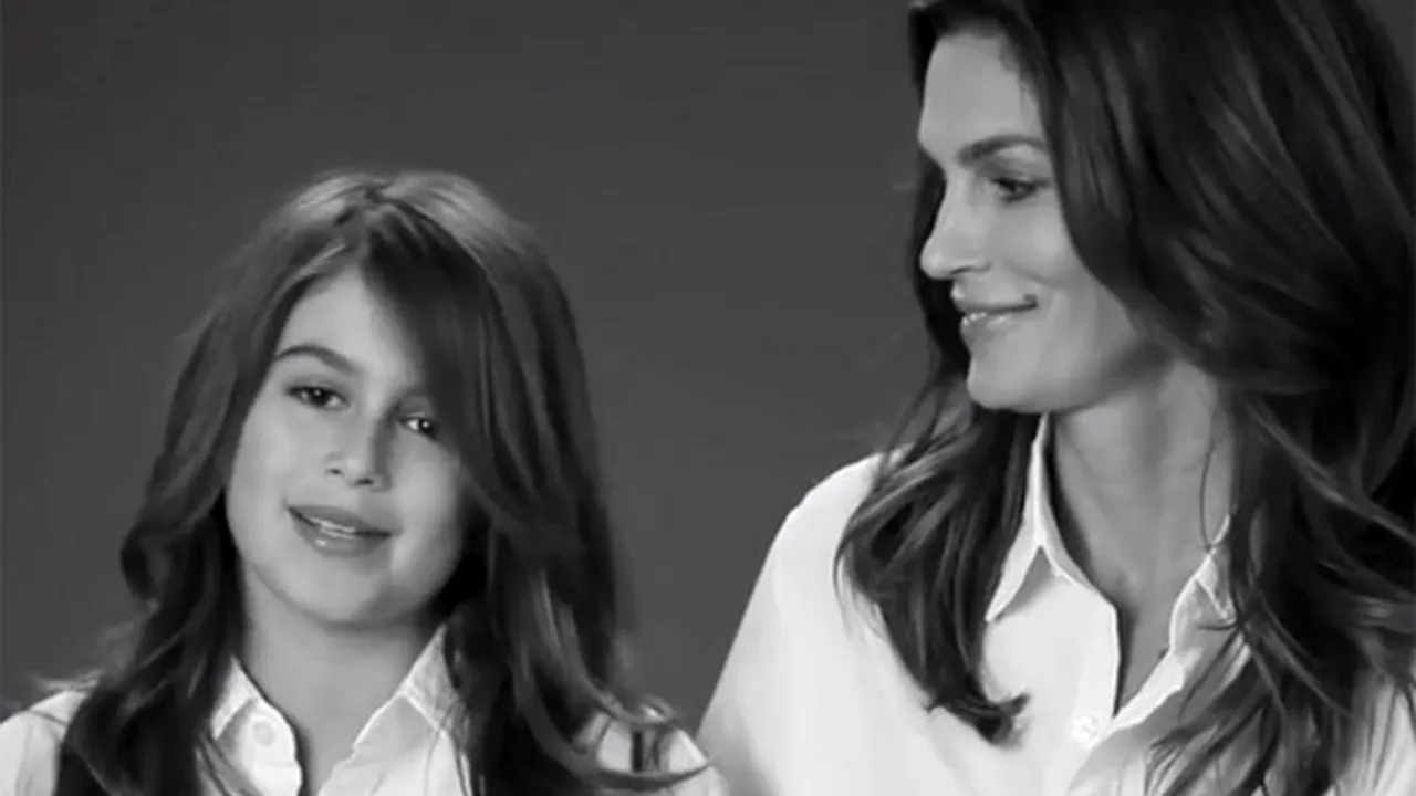 Trei generaţii ale familiei Cindy Crawford: Fotomodelul a pozat alături de mama şi fiica ei - VIDEO