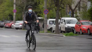 Iohannis, cu bicicleta la Cotroceni: „Recomand bicicleta, mersul pe jos sau transportul public. Un pic de ploaie nu dăunează nimănui”