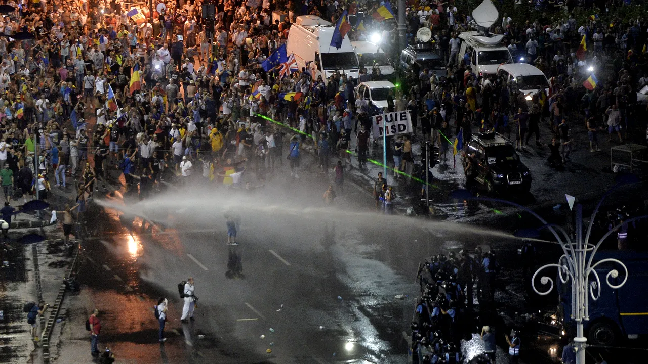 Ministrul Apărării: Trebuie constituită de îndată o comisie parlamentară de anchetă a protestelor. Pentru că a cerut asta, Dan Nica a fost ameninţat cu moartea/ Pe 10 august a fost un scenariu incredibil de bine pus la punct