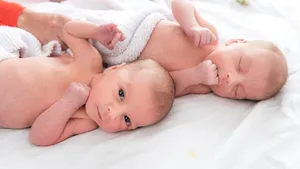 Un cuplu şi-a numit gemenii născuţi în timpul izolării Covid şi Corona, apoi s-a răzgândit. Cum şi-a motivat mama gestul 