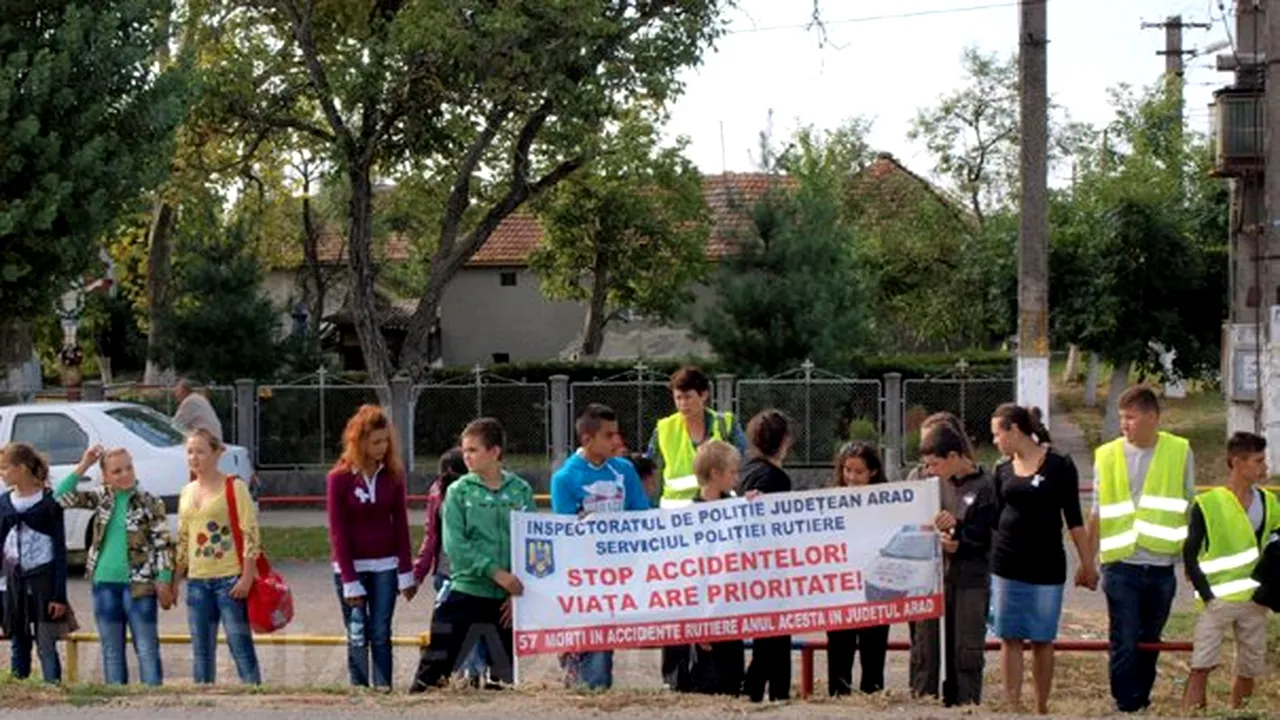 Arad: 500 de elevi au format un lanţ uman pe DN 7, cu mesaje pentru şoferi împotriva criminalităţii - FOTO