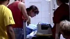 Un copil de trei ani a supravieţuit după ce a căzut de la etajul al treilea (Video)