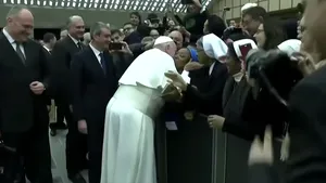 VIDEO. Reacţia Papei Francisc, după ce o călugăriţă i-a cerut un sărut. „O să mă muşti!”