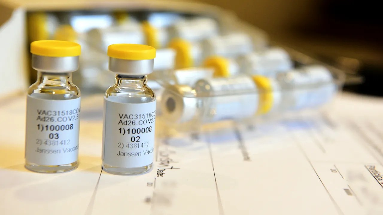 Vaccinul anti COVID-19 dezvoltat de Johnson & Johnson ia pauză. Un voluntar s-a îmbolnăvit „inexplicabil”