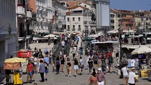 A doua vară în era COVID: varianta Delta ar putea închide din nou Italia. Certificatul verde urmează să devină obligatoriu în spaţii aglomerate