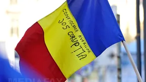 Aproximativ 200 de persoane, în marş spre clubul Colectiv. Incidente la protestul din Piaţa Universităţii: Manifestanţii s-au îmbrâncit cu jandarmii - FOTO