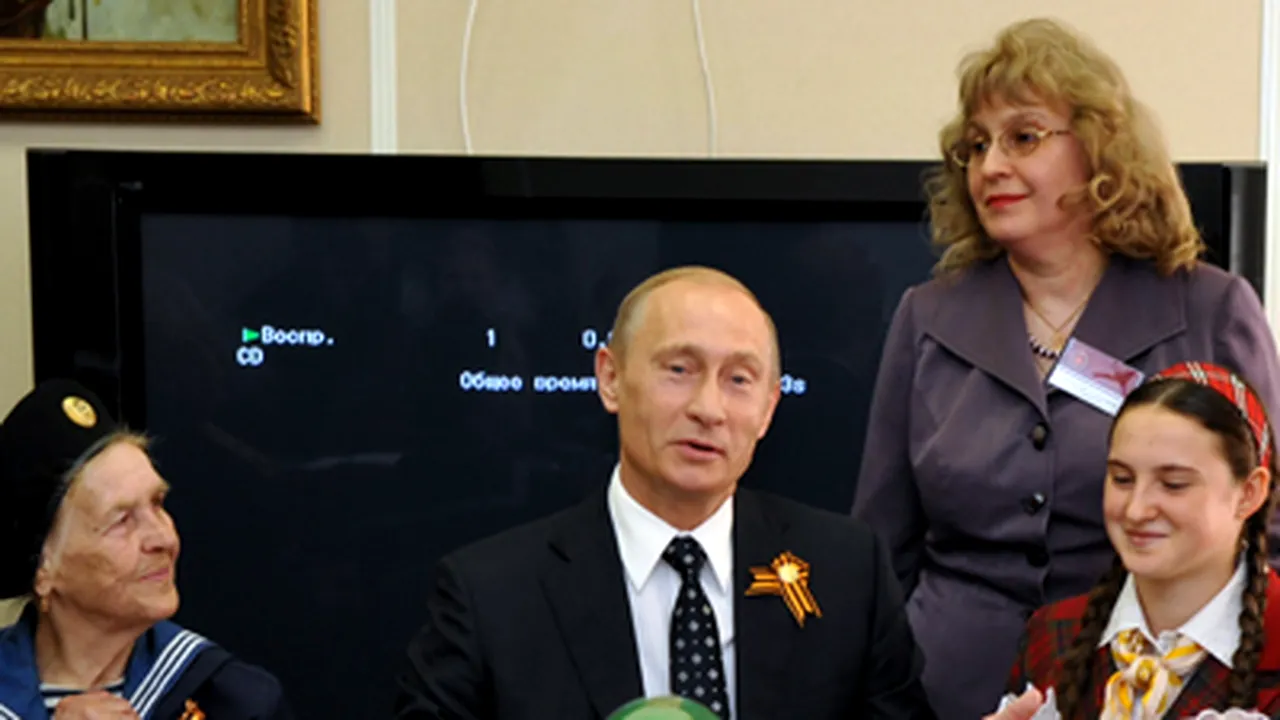 Putin a intonat un cântec sovietic, alături de o elevă care se emoţionase - VIDEO