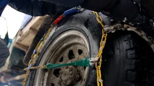 Blocaje pe DN 1, din cauza şoferilor care opresc pe carosabil să pună lanţuri la maşini